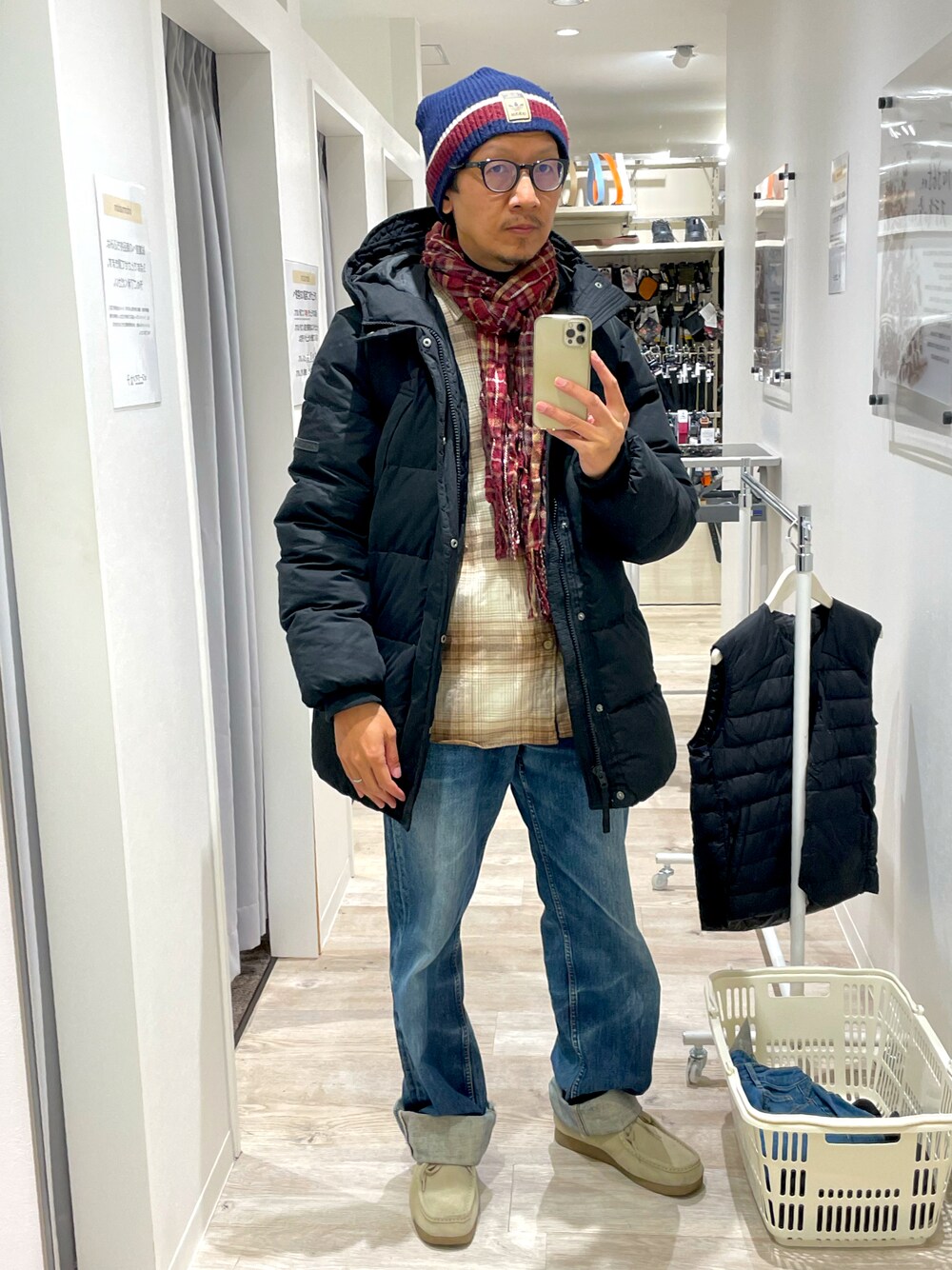 「アディダス、adidas、GU、ユニクロ、チェックシャツ、ストール、赤、ベージュ、ダウンジャケット、ダウンコート、アメリカンイーグル、ニット帽、モカシン、リーバイス、503」｜「adidasのアイテム（ニットキャップ/ビーニー、ブルー系）」を使った、☠️HiRoC☠️さん（メンズ・171cm）の冬コーディネートの1枚目の写真
