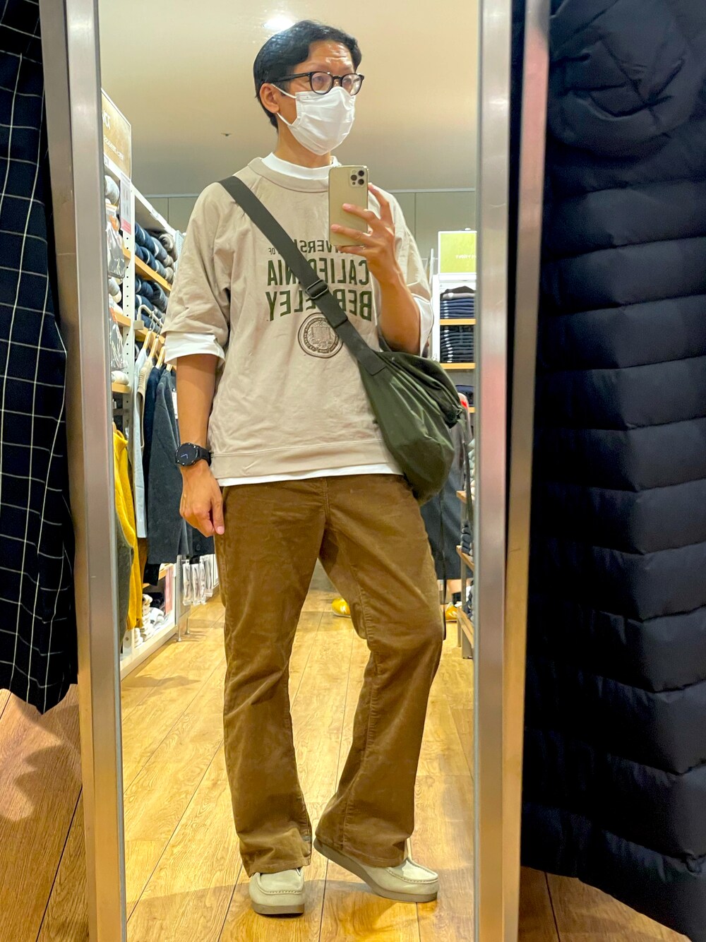 「秋のコーデ、お洒落さんとつながりたい、ユニクロ、UNIQLO、GU、モカシン、ベージュ、ブラウン、カーキ、カレッジ、ドローコード、ワラビー、レイヤードスタイル、いいね・save・フォローありがとうございます🥰、コーデュロイ」｜「UNIQLOのアイテム（Tシャツ/カットソー、ベージュ系）」を使った、☠️HiRoC☠️さん（メンズ・171cm）の秋コーディネートの1枚目の写真