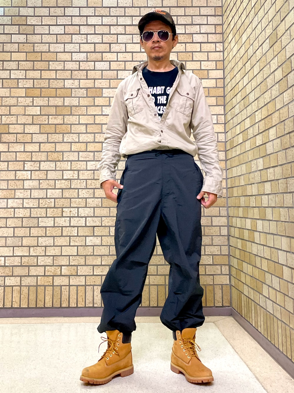 「秋服まるっと大公開、秋コーデ、GU、キャップ、サファリシャツ、ロゴT、ベージュ、ブラック、ダークグレー、パラシュートパンツ、ワークブーツ、イエロー、ティンバーランド、いいね、save、フォローお願いします🤑、ミリタリー」｜「GUのアイテム（キャップ、その他）」を使った、☠️HiRoC☠️さん（メンズ・171cm）の秋コーディネートの1枚目の写真