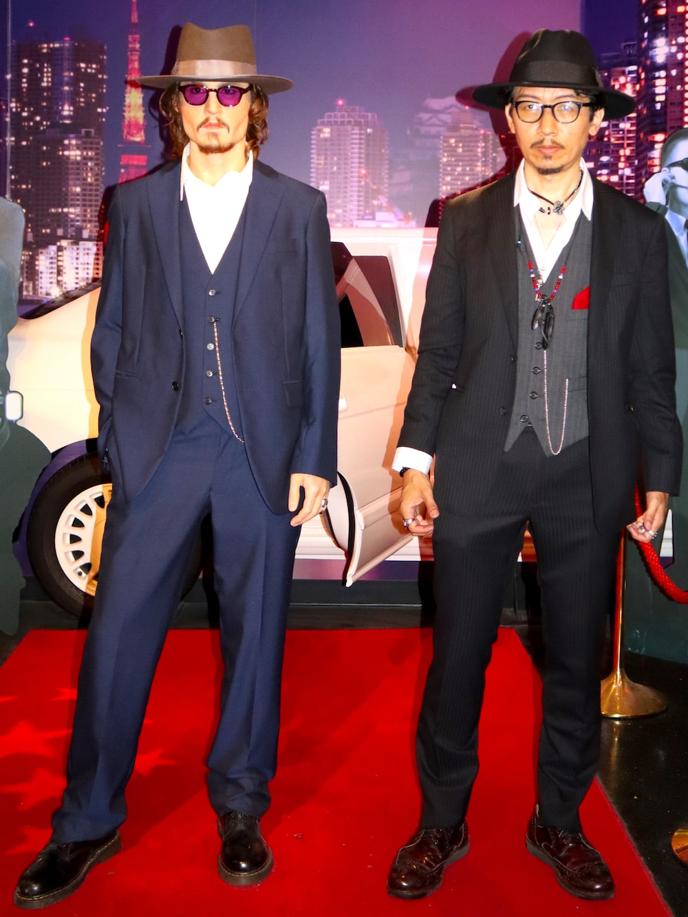 「ジョニーデップ、スーツスタイル、ベスト、ブラック、ネックレス、革靴、ワイシャツ、ブラックコーデ、モノトーン、大人コーデ、お洒落さんとつながりたい、いいね、save、フォローお願いします🤑、キレイめ、aoyama、シャツ」｜「不明のアイテム（ハット、ブラック系）」を使った、☠️HiRoC☠️さん（メンズ・171cm）の夏コーディネートの1枚目の写真