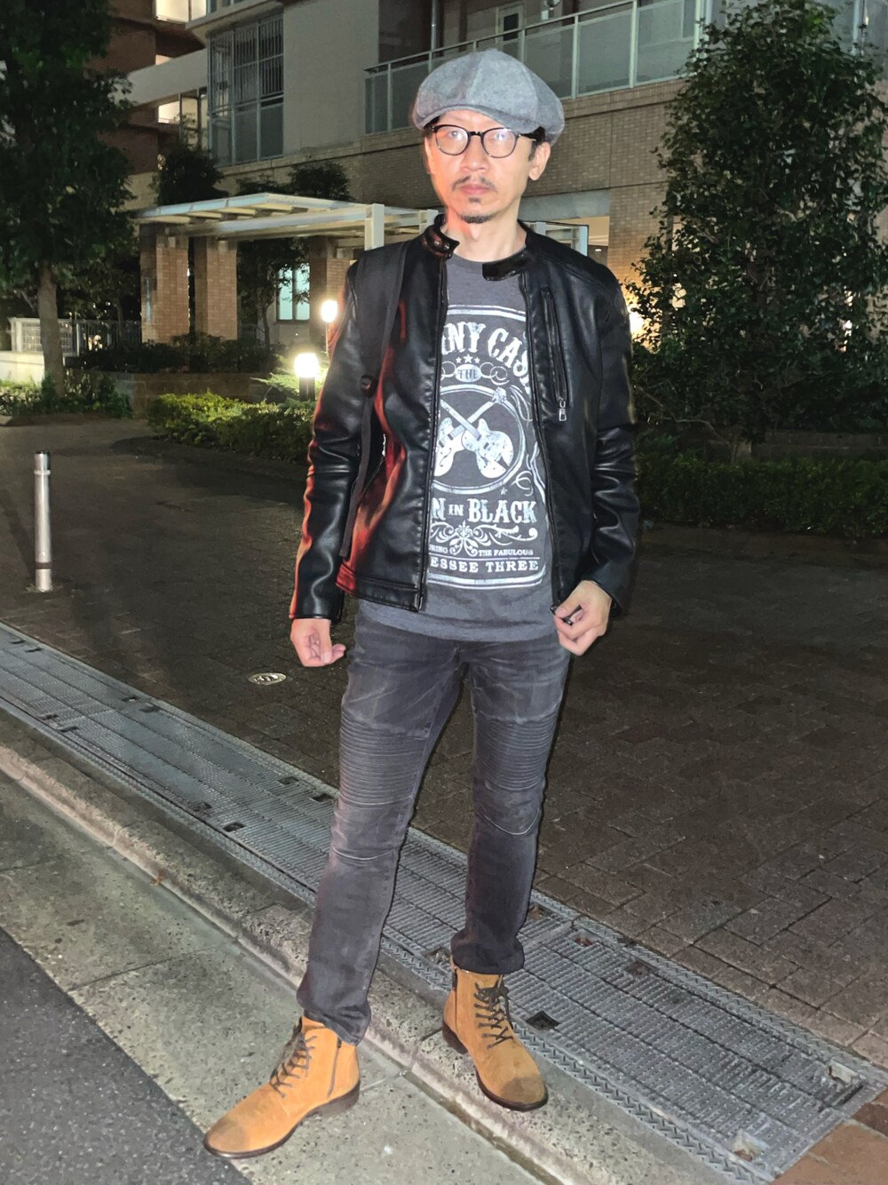「グレー、キャスケット、デニムコーデ、ライダース、ジョニーキャッシュ、バンドT、スキニーデニム、ブラック、ブーツ、ブーツイン、ZARA、ワントーンコーデ、モノトーン、秋冬コーデ、ブラウン」｜「BROSSのアイテム（キャスケット、グレー系）」を使った、☠️HiRoC☠️さん（メンズ・171cm）の秋コーディネートの1枚目の写真