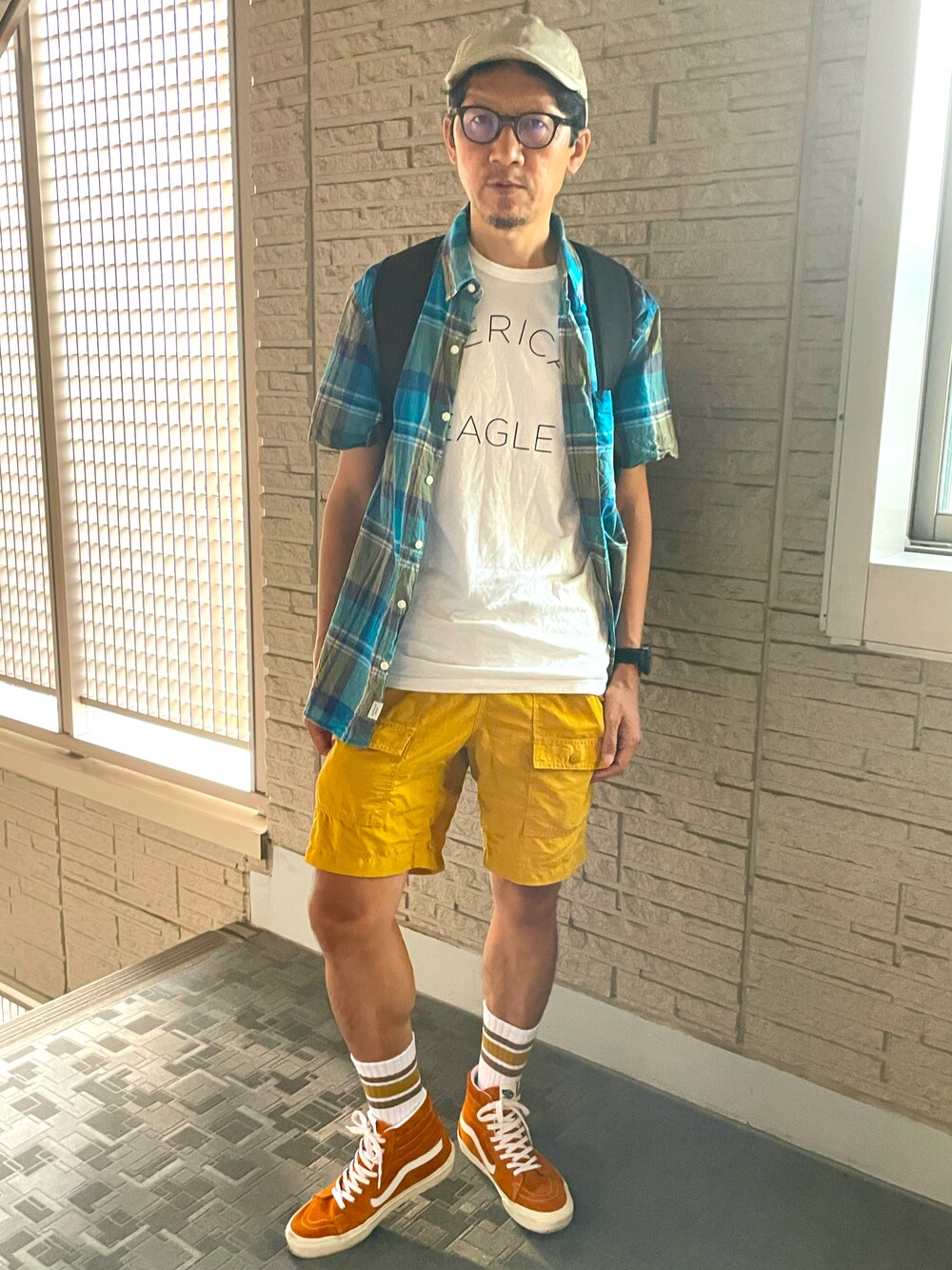 「マドラスチェック、ハイカットスニーカー、オレンジ、ラインソックス、ショートパンツ、シロシャツ、ブルー、キャップ、ベージュ、VANS、アメリカンイーグル、GU、アウトドア、レジャー、真夏のアクティブスタイル」｜「WORKMANのアイテム（キャップ、ベージュ系）」を使った、☠️HiRoC☠️さん（メンズ・171cm）の夏コーディネートの1枚目の写真