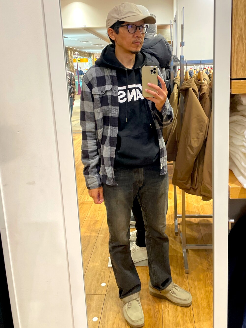 「パーカー、ブロックチェック、ベージュ、ブラック、アメリカンイーグル、VANS、GU、モカシン、ブーツカットデニム、キャップ、ワークマン、バンズ、American Eagle、秋冬コーデ、お洒落さんとつながりたい」｜「WORKMANのアイテム（キャップ、ベージュ系）」を使った、☠️HiRoC☠️さん（メンズ・171cm）の秋コーディネートの1枚目の写真