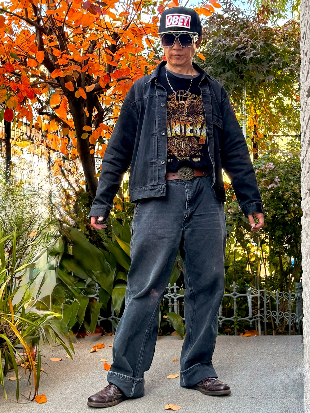 ブラック系のTシャツ/カットソー、ブラック系のデニムジャケット、ブラック系のデニムパンツを着用したメンズの秋コーディネートの1枚目の写真