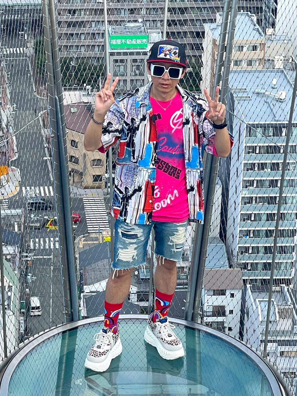 「派手、ピンク、バスキア、ハイパークチュール、ニューエラ、アメリカンイーグル、YOSUKE、サングラス、お洒落さんとつながりたい、半袖シャツ、カラフル、DJ KOO、いいね、save、フォローお願いします🤑、デニム、Tシャツ」｜「NEW ERAのアイテム（キャップ、ブラック系）」を使った、☠️HiRoC☠️さん（メンズ・171cm）の秋コーディネートの1枚目の写真
