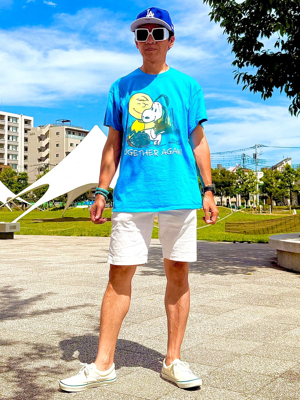 「キャップ、夏コーデ、サングラス、ピーナッツ、スヌーピー、Tシャツ、古着、ブルー×ホワイト、ブルー、ホワイト、ハーフパンツ、夏ルックで気分アップ、VANS、いいね、save、フォローお願いします🤑、爽やかコーデ」｜「NEW ERAのアイテム（キャップ、ブルー系）」を使った、☠️HiRoC☠️さん（メンズ・171cm）の夏コーディネートの1枚目の写真