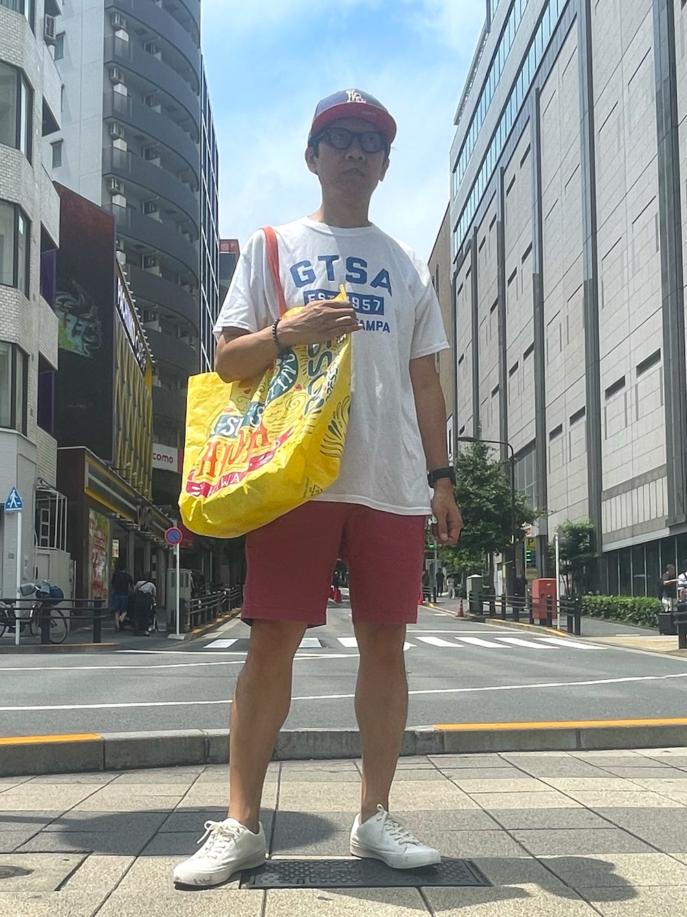「ロゴT、夏コーデ、古着MIX、ニューエラ、キャップ、ドジャース、Tシャツ、アメリカンイーグル、レッド、ユニクロ、スニーカー、トートバッグ、イエロー、ROSS DRESS、ハワイ」｜「NEW ERAのアイテム（キャップ、ブルー系）」を使った、☠️HiRoC☠️さん（メンズ・171cm）の夏コーディネートの1枚目の写真