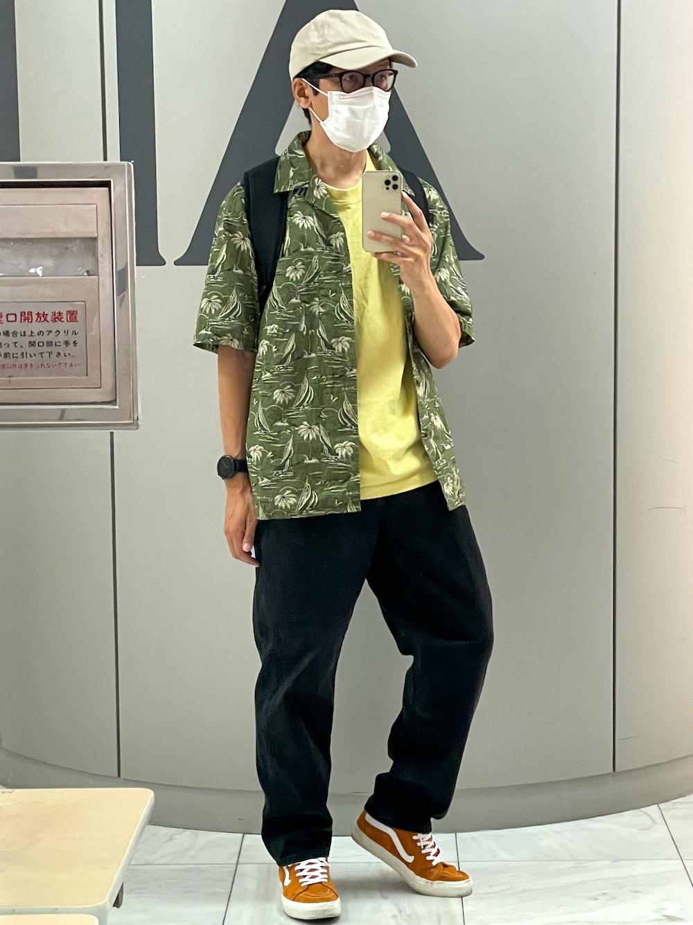 「ワイドデニム、アロハシャツ、オープンカラーシャツ、カーキ、ダークグレー、秋🍁コーデ、お洒落さんとつながりたい、ユニクロ、バンズ、VANS、UNIQLO、イエロー、スニーカー、ハイカットスニーカー、レインスプーナー」｜「ワークマンのアイテム（キャップ、ベージュ系）」を使った、☠️HiRoC☠️さん（メンズ・171cm）の秋コーディネートの1枚目の写真