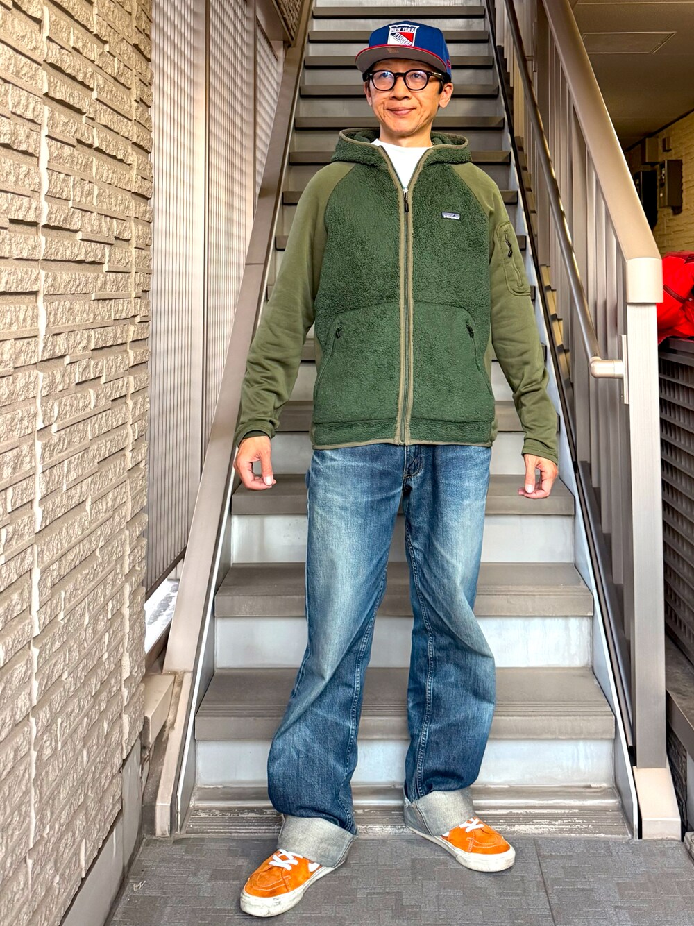 「キャップ、パタゴニア、patagonia、カーキ、グリーン、ジップアップ、パーカー、フリース、リーバイス、デニム、VANS、スニーカー、オレンジ、いいね、save、フォローお願いします🤑、真冬のあったかスタイル」｜「NEW ERAのアイテム（キャップ、ブルー系）」を使った、☠️HiRoC☠️さん（メンズ・171cm）の冬コーディネートの1枚目の写真