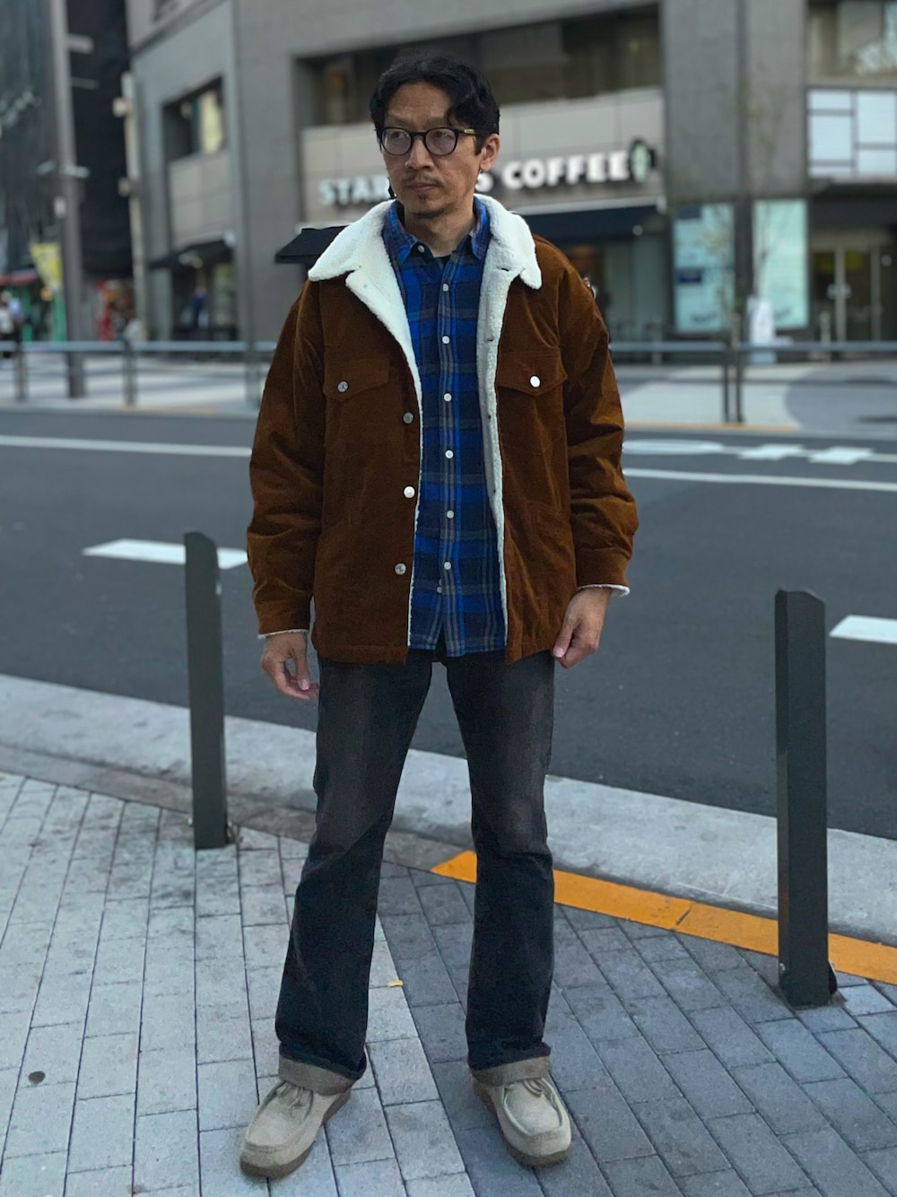 「チェックシャツ、ボアジャケット、ブーツカットデニム、モカシン、ブラウン、ブルー、GU、vintage、EDWIN、お洒落さんとつながりたい、エドウィン、オーバーサイズ、シンプル、コーデュロイ、ベージュ」｜「VINTAGEのアイテム（シャツ/ブラウス、ブルー系）」を使った、☠️HiRoC☠️さん（メンズ・171cm）の冬コーディネートの1枚目の写真