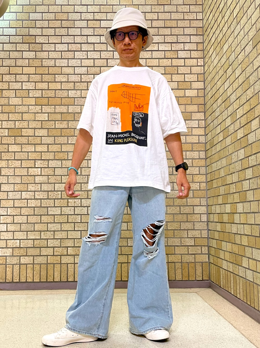 「プチプラ、バケットハット、メガネ男子、ホワイト、ライトブルー、ワイドデニム、夏コーデ、GU、ユニクロ、UNIQLO、クラッシュデニム、スニーカー、いいね、save、フォローお願いします🤑、夏だ！Tシャツ着よう！、デニム」｜「GUのアイテム（ハット、ホワイト系）」を使った、☠️HiRoC☠️さん（メンズ・171cm）の夏コーディネートの1枚目の写真