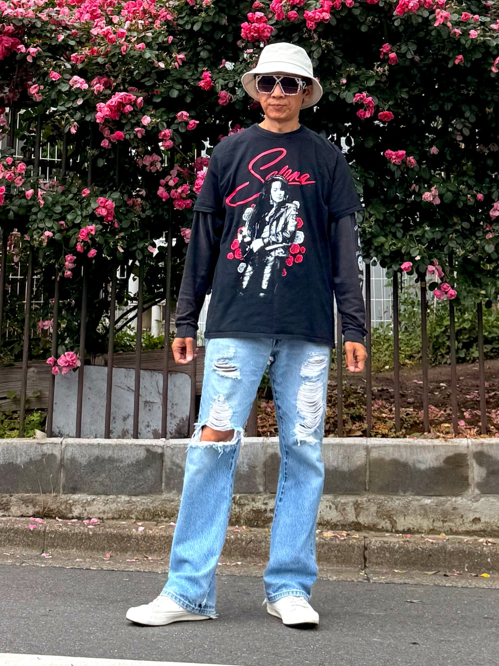 「バケットハット、サングラス、ヴィンテージ、古着、selena、ブラック、リーバイス、ダメージデニムパンツ、デニム、517、ユニクロ、スニーカー、ホワイト、いいね、save、フォローお願いします🤑、アメカジ」｜「GUのアイテム（キャップ、ホワイト系）」を使った、☠️HiRoC☠️さん（メンズ・171cm）の夏コーディネートの1枚目の写真