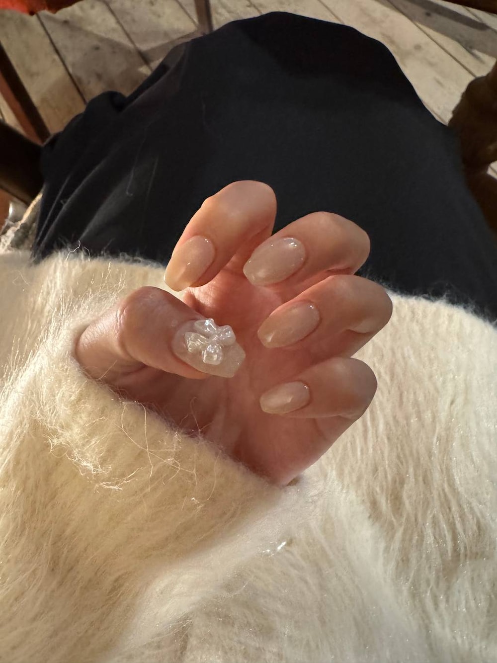 ホワイト系のカーディガン/ボレロを着用したレディースの秋コーディネートの1枚目の写真