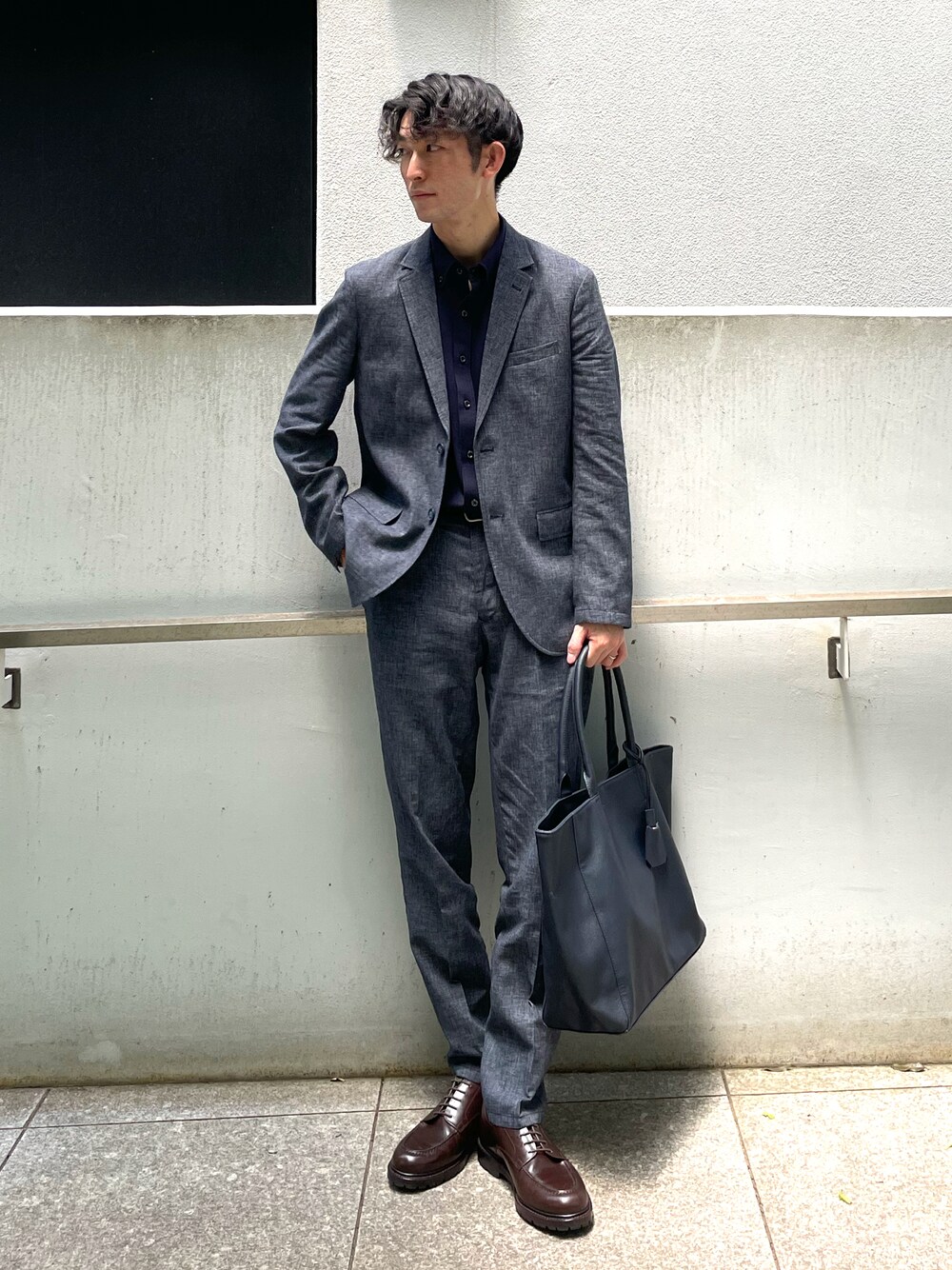 「THE SHOP TK、THESHOPTK、セットアップ、セットアップスタイル、リネン、リネンジャケット、リネンパンツ、ネイビー、ワントーンコーデ、ビジネススタイル、ビジネスコーデ、夏、スラックス、シンプルコーデ、トートバッグ」｜「THE SHOP TK の【洗える/セットアップ可】リネン混ヘザージャケット（テーラードジャケット、ブルー系）」を使った、gattaさん（メンズ・174cm）の春コーディネートの1枚目の写真