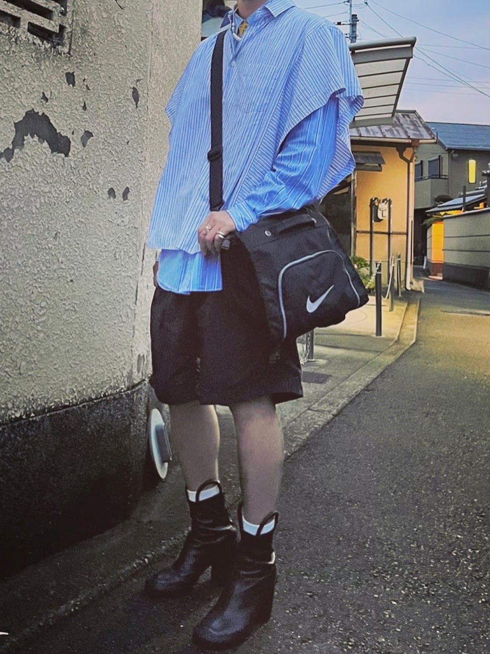 「ヒールブーツ、ショートパンツ」｜「COMME des GARCONS SHIRTのアイテム（シャツ/ブラウス、ブルー系）」を使った、じゅるり。さん（メンズ・168cm）の春コーディネートの1枚目の写真