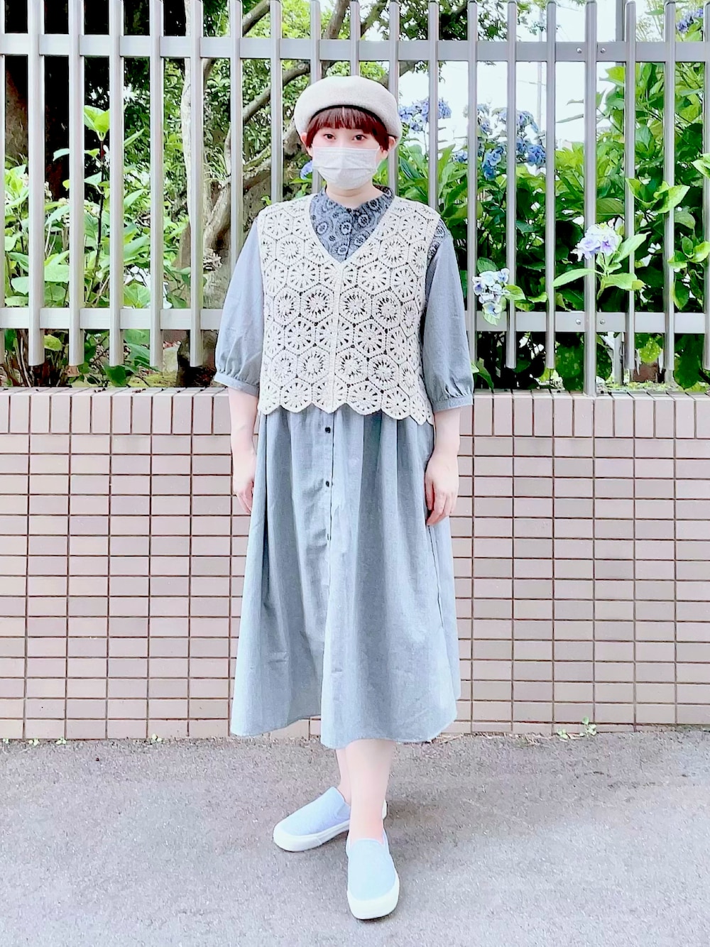 「楽チンコーデ、ナチュラル、モノトーン、今日のコーデ、お出かけコーデ、ぽっちゃり、大人かわいい、キレイめ、ワンピース、スリッポン、オトナ女子、淡色コーデ、おしゃれさんと繋がりたい、プチプラ、プチプラコーデ」｜「Honeysのベレー帽（ハンチング/ベレー帽、ベージュ系）」を使った、ろみーさん（レディース・158cm）の夏コーディネートの1枚目の写真