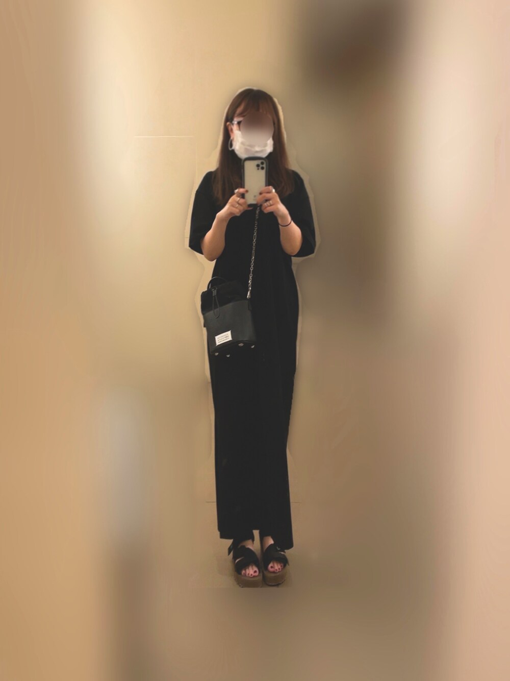 「休日スタイル、大人女子、カジュアルコーデ、きれいめカジュアル、ロングワンピース、低身長、メゾンマルジェラ、黒コーデ」｜「Maison MargielaのSHOULDER BAG（ショルダーバッグ、ブラック系）」を使った、Mayumuuさん（レディース・154cm）の夏コーディネートの1枚目の写真