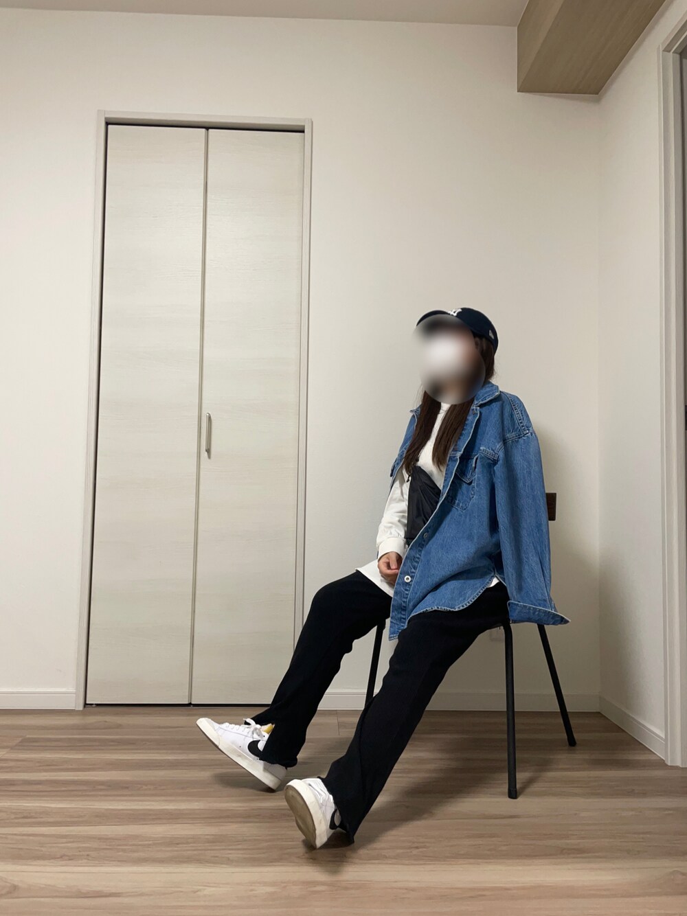 「楽チンコーデ、秋冬コーデ、大人かわいい、おしゃれさんと繋がりたい、低身長、休日コーデ、低身長女子、大人女子、NIKE、キャップ」｜「Spick & Spanの【5 1/2】シャツジャケット◆（デニムジャケット、ホワイト系）」を使った、Mayumuuさん（レディース・154cm）の秋コーディネートの1枚目の写真