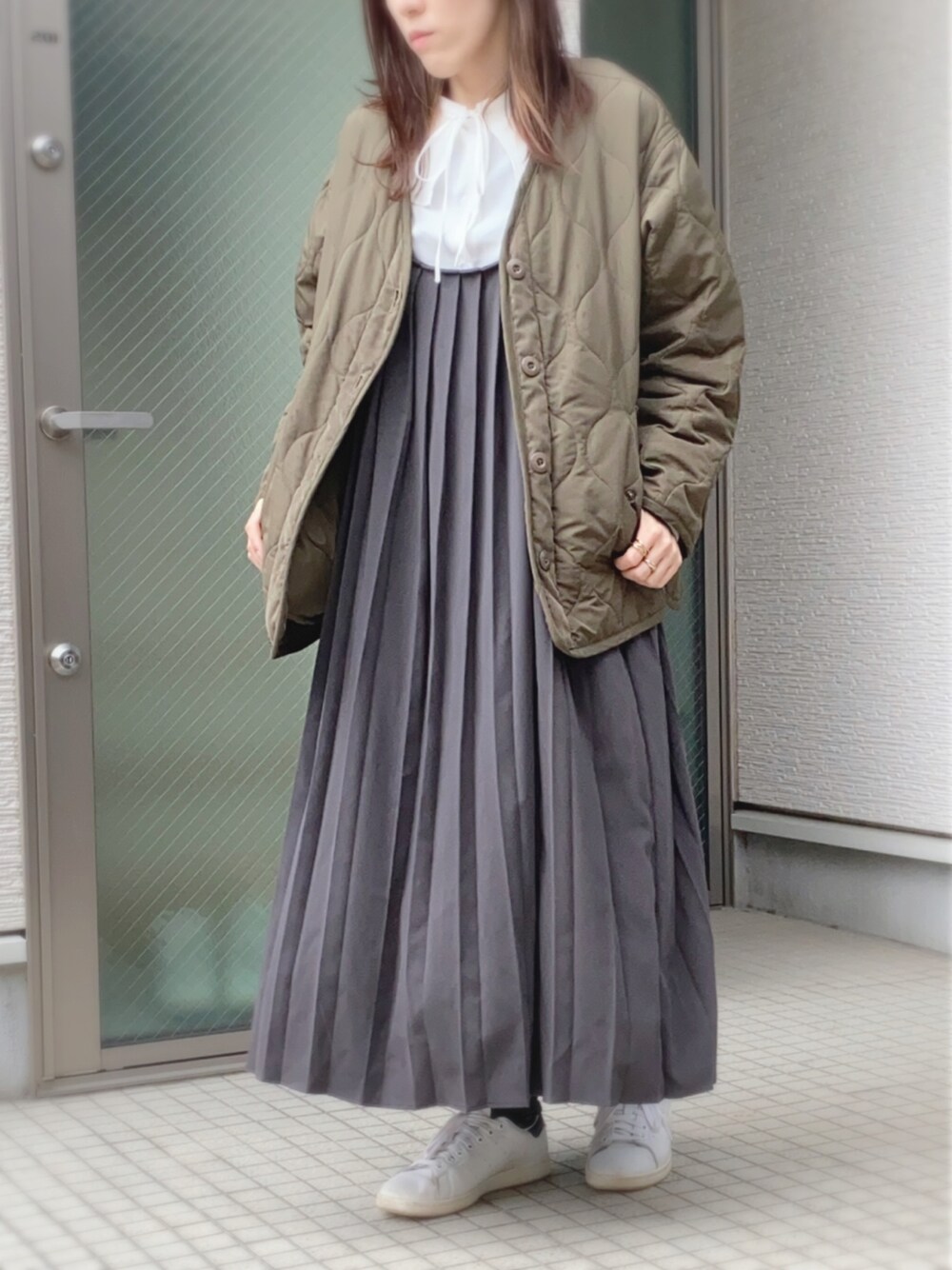 「シンプル、襟付きトップス、ビッグカラー、ブラウス、プリーツ、キルティング、ワンピース、スニーカー」｜「w closetのひょうたんキルティングショートコート（その他アウター、グリーン系）」を使った、かえ。さん（レディース・158cm）の春コーディネートの1枚目の写真