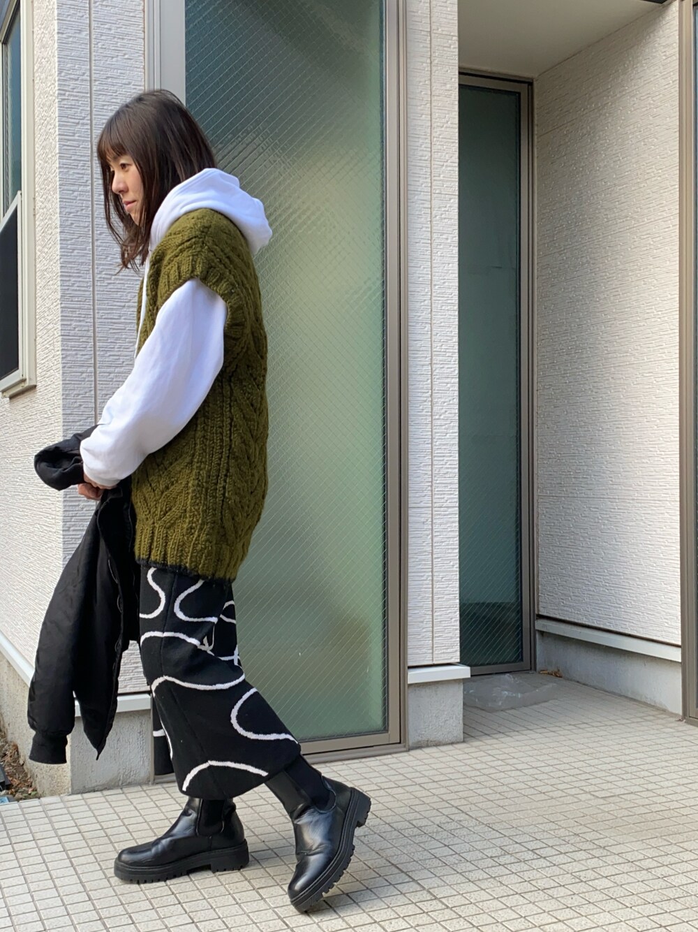 「真冬のあったかスタイル、ニットワンピース、ワンピース、パーカー、ベスト、MA-1、サイドゴアブーツ、大人カジュアル、シック、モード」｜「GUのアイテム（MA-1、ブラック系）」を使った、かえ。さん（レディース・158cm）の冬コーディネートの1枚目の写真