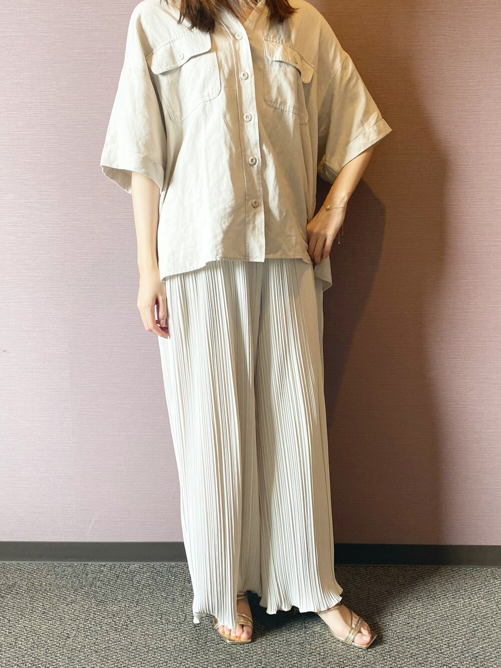 「LOWRYS FARMのアイテム（サンダル、ゴールド系）」を使った、mitanさん（レディース・156cm）の秋コーディネートの1枚目の写真