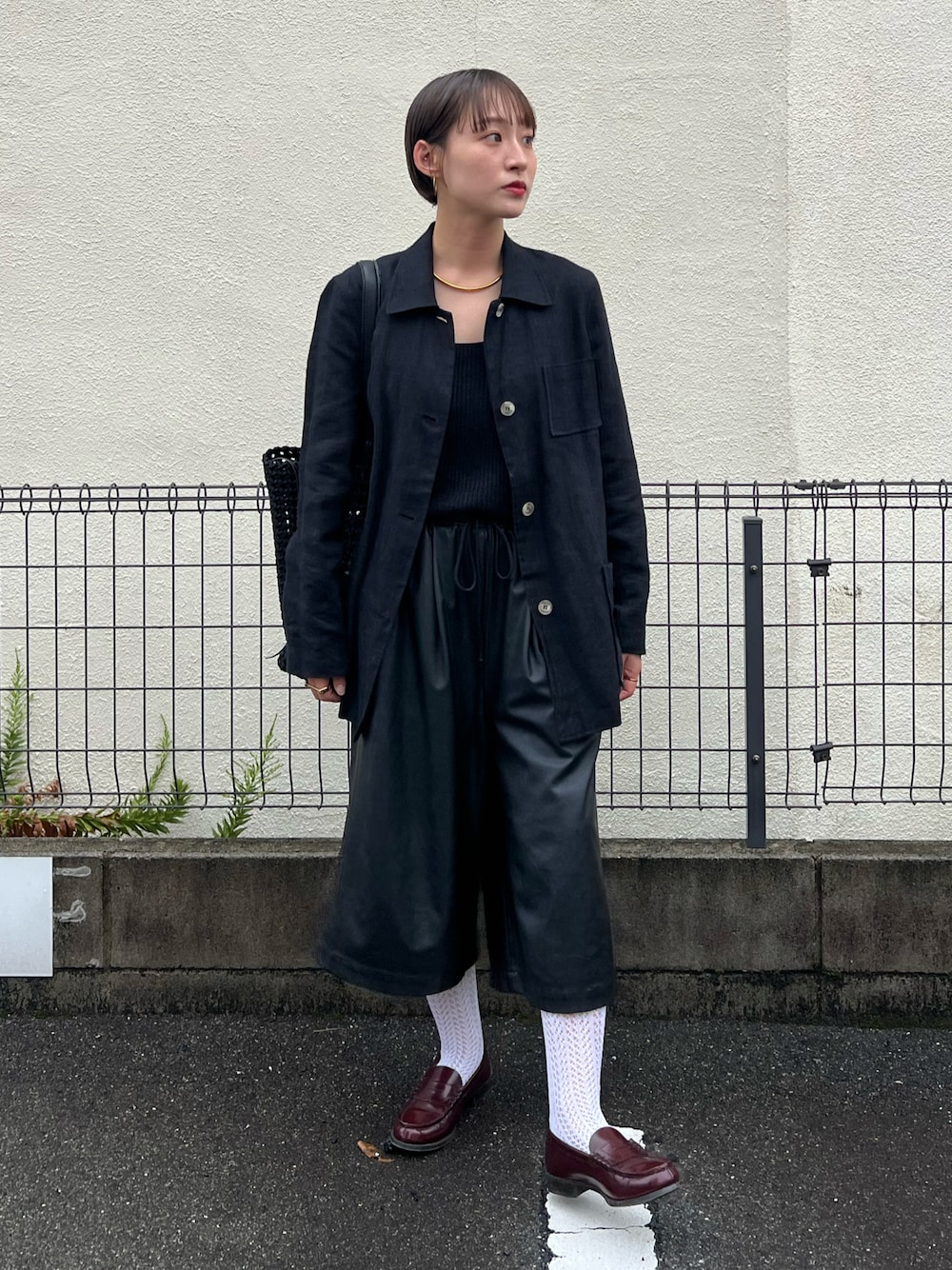 レッド系のローファー、ブラック系のその他パンツを着用したレディースの秋コーディネートの1枚目の写真