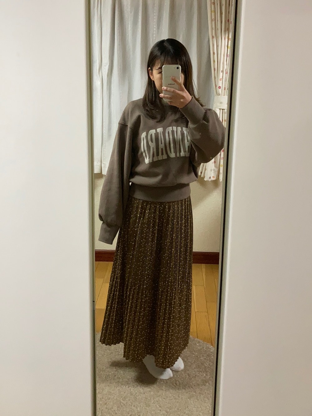 「LAKOLEのドット柄ケシプリーツスカート / LAKOLE（スカート、ブラウン系）」を使った、memeさん（レディース・156cm）の冬コーディネートの1枚目の写真