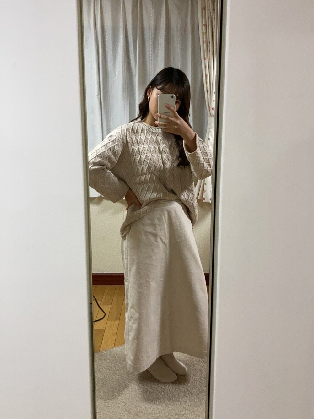 「koeのコーデュロイロングスカート　＊（スカート、ホワイト系）」を使った、memeさん（レディース・156cm）の秋コーディネートの1枚目の写真