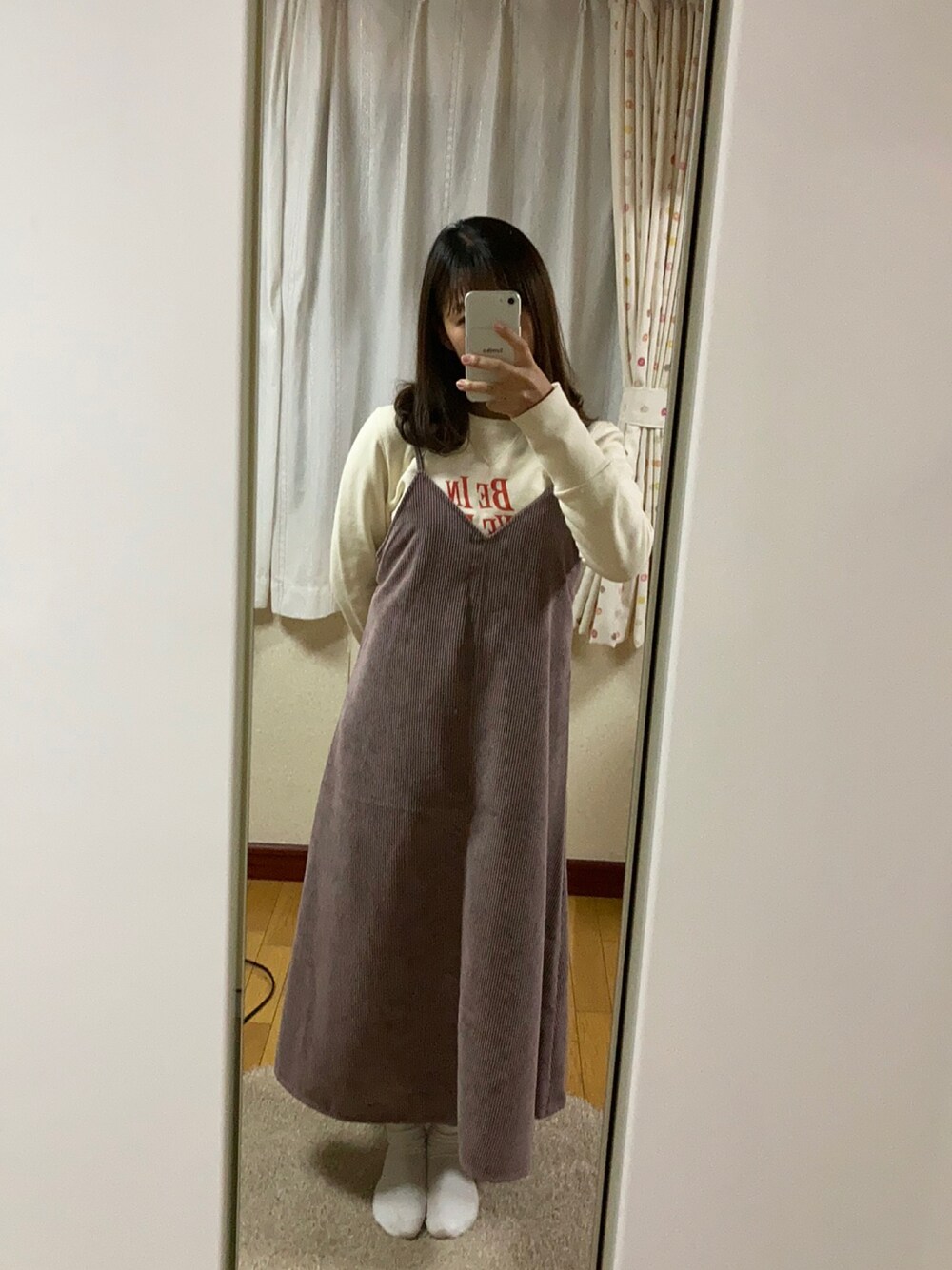 「SLYのアイテム（Tシャツ/カットソー、ベージュ系）」を使った、memeさん（レディース・156cm）の冬コーディネートの1枚目の写真