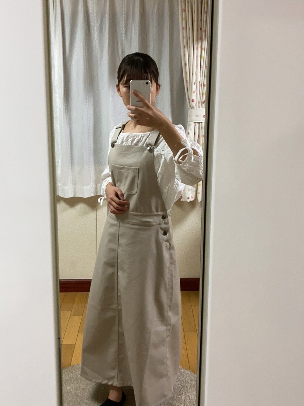 「GRLのアイテム（ジャンパースカート、ベージュ系）」を使った、memeさん（レディース・156cm）の秋コーディネートの1枚目の写真