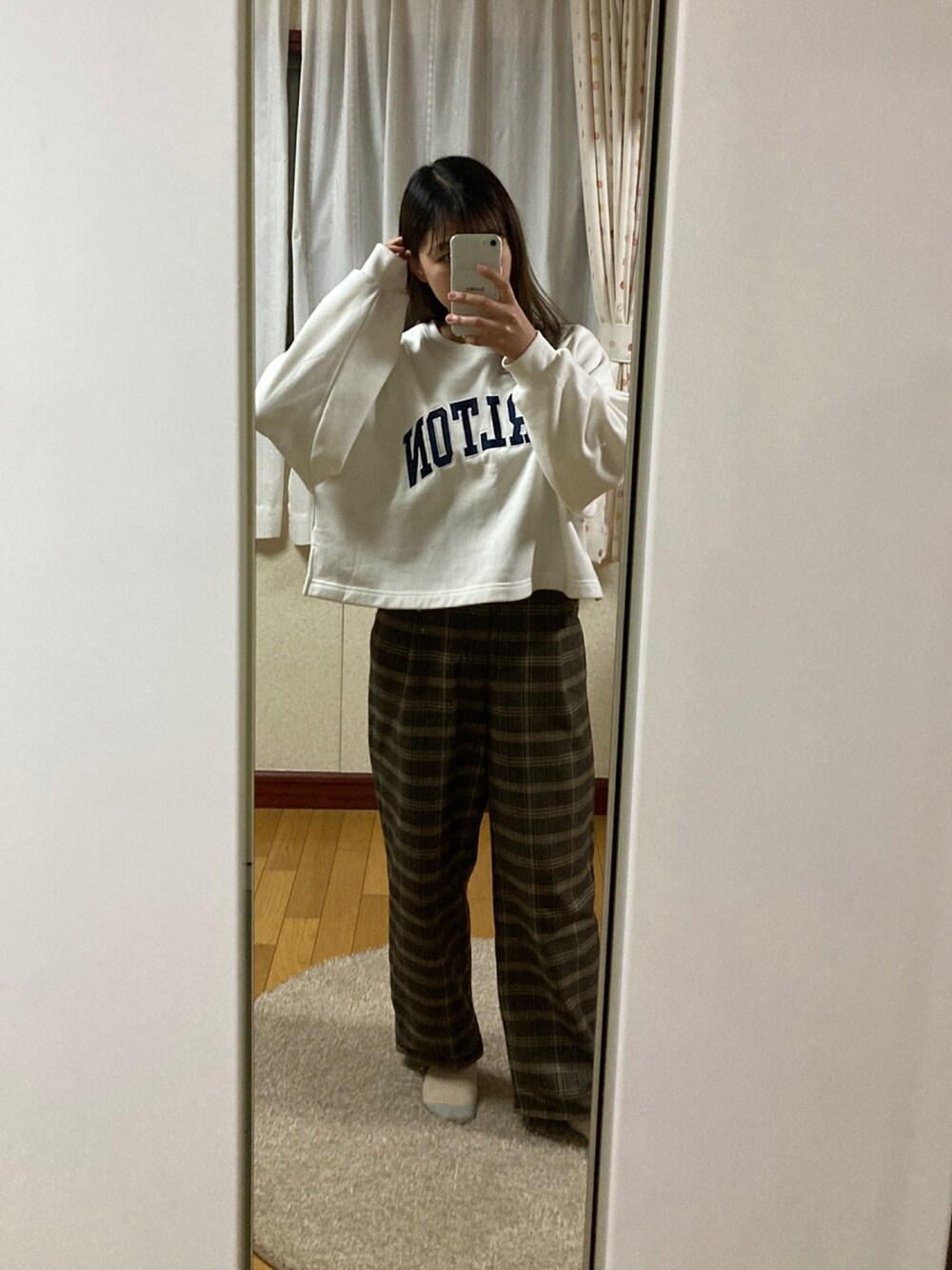 「GRLのアイテム（スウェット、ホワイト系）」を使った、memeさん（レディース・156cm）の冬コーディネートの1枚目の写真