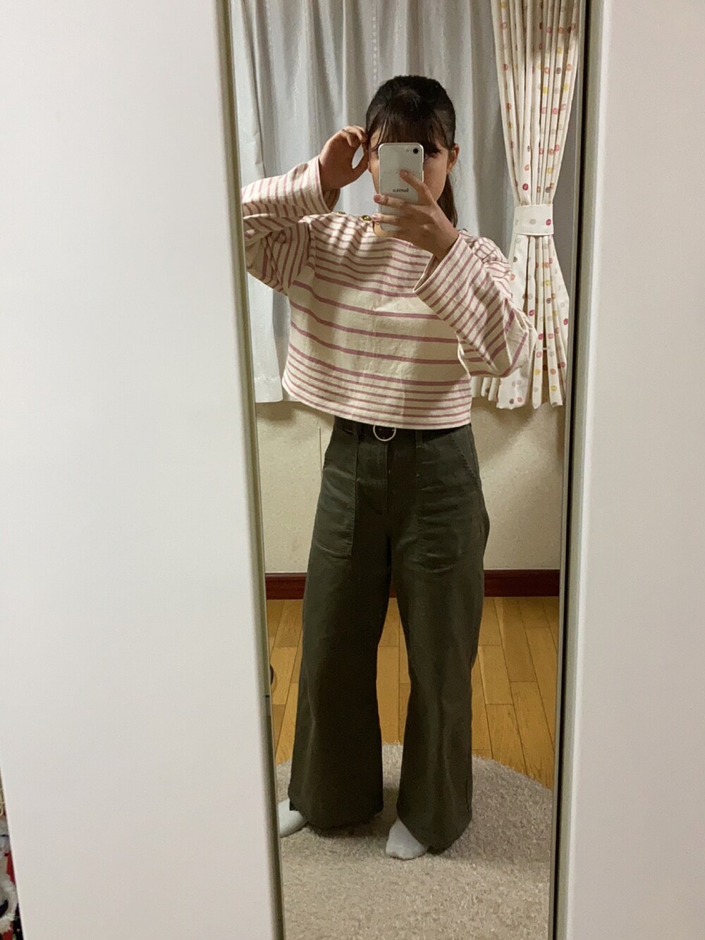 「GUのアイテム（カーゴパンツ、グリーン系）」を使った、memeさん（レディース・156cm）の秋コーディネートの1枚目の写真