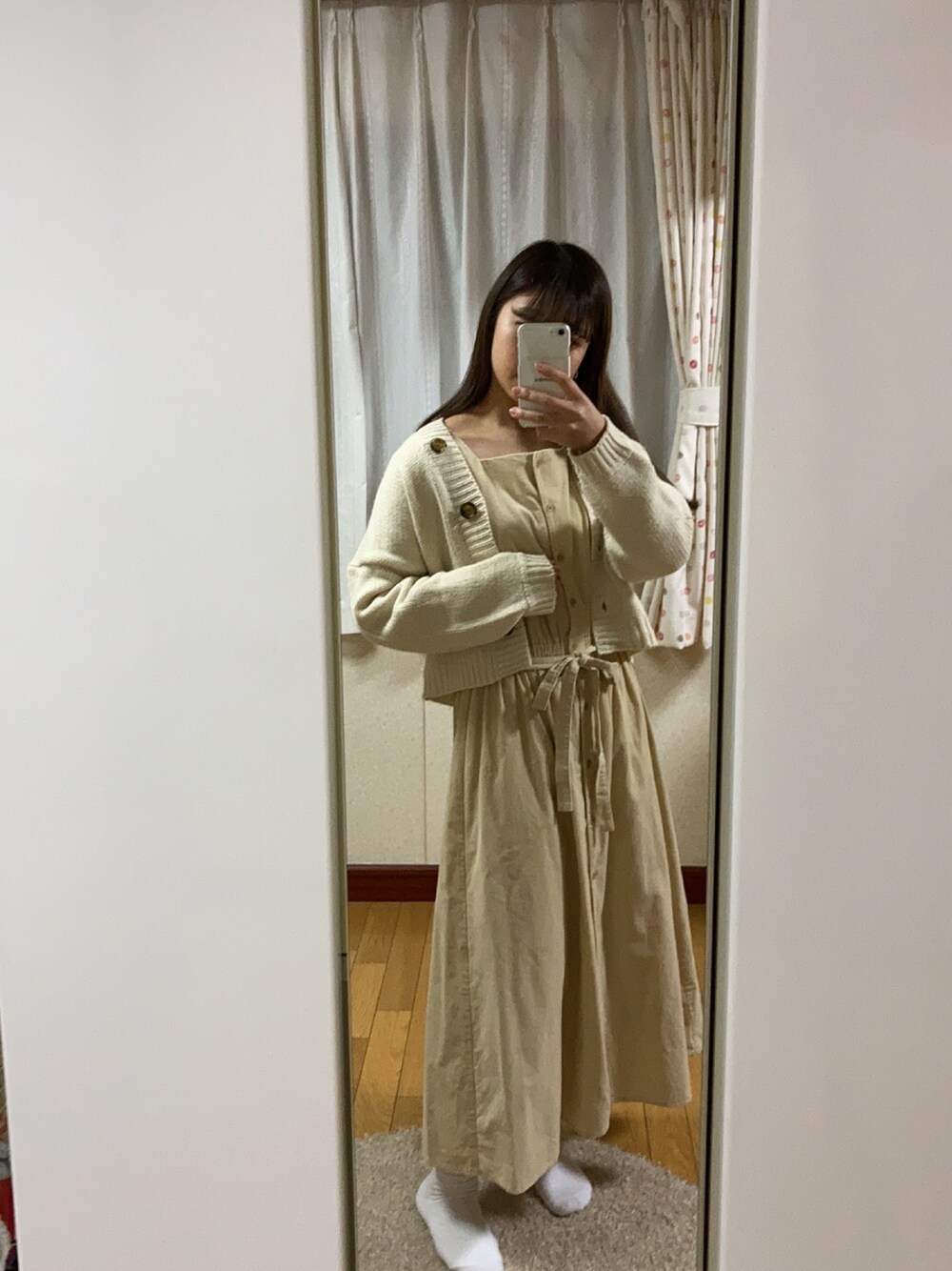 「Riche glamourのアイテム（カーディガン/ボレロ、ベージュ系）」を使った、memeさん（レディース・156cm）の秋コーディネートの1枚目の写真