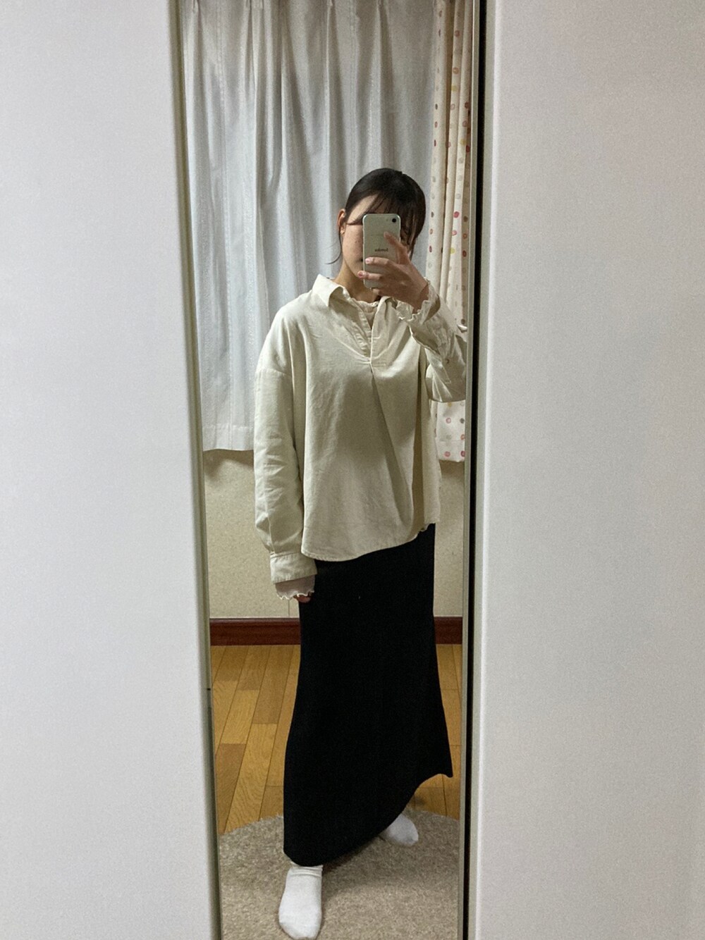 「natural coutureのアイテム（スカート、ブラック系）」を使った、memeさん（レディース・156cm）の春コーディネートの1枚目の写真