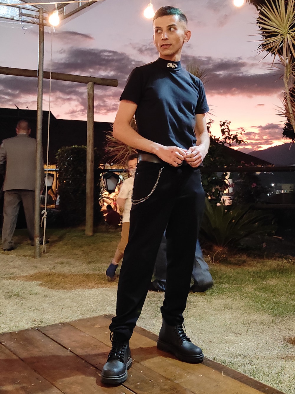 「Trousers Tailoring with chainのアイテム（パンツ、ブラック系）」を使った、Bruno Mendesさん（メンズ・169cm）の秋コーディネートの1枚目の写真