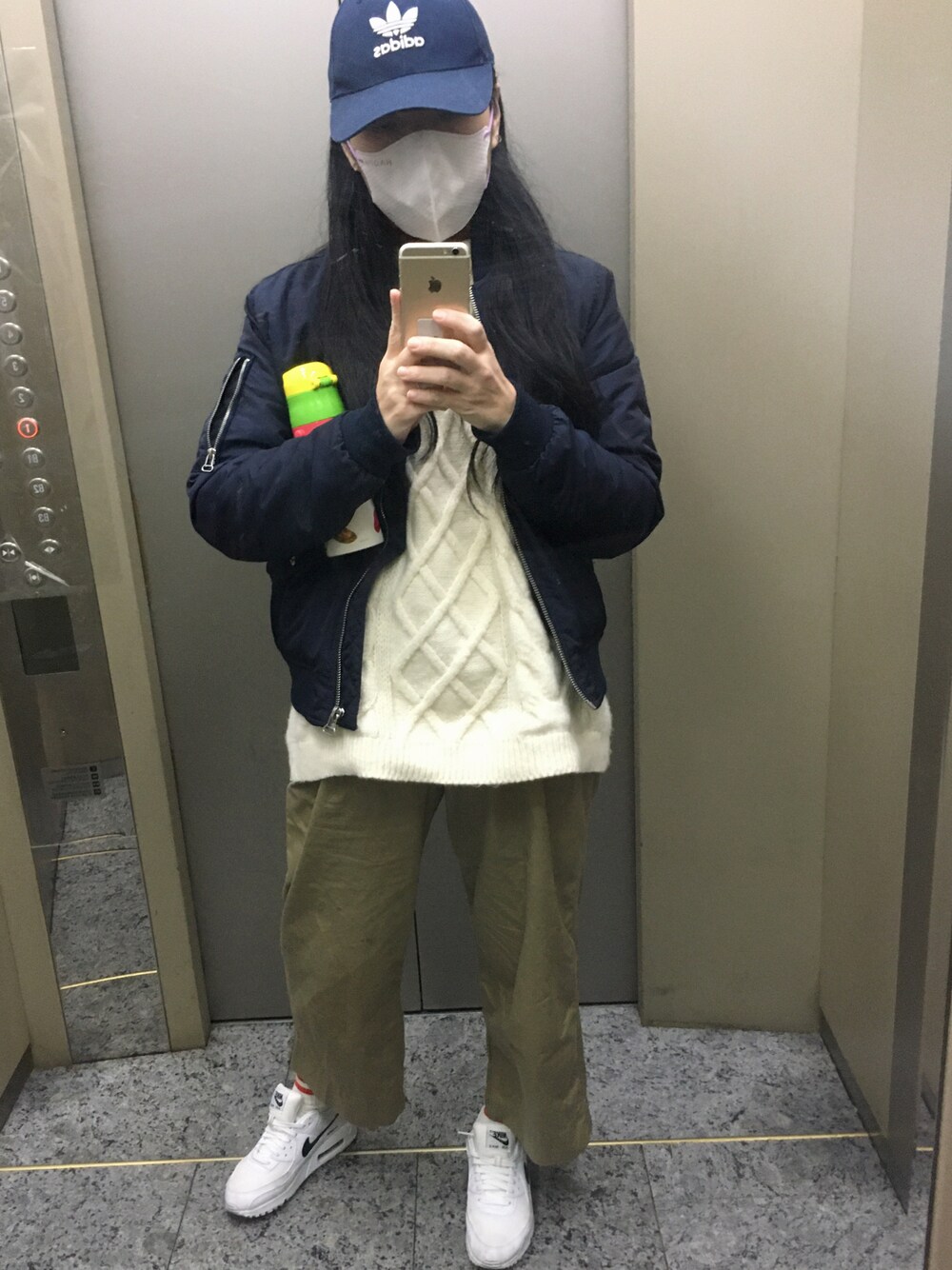 「冬コーデ」｜「URBAN RESEARCHのアイテム（ナイロンジャケット、ブルー系）」を使った、YUI さん（レディース・161cm）の冬コーディネートの1枚目の写真