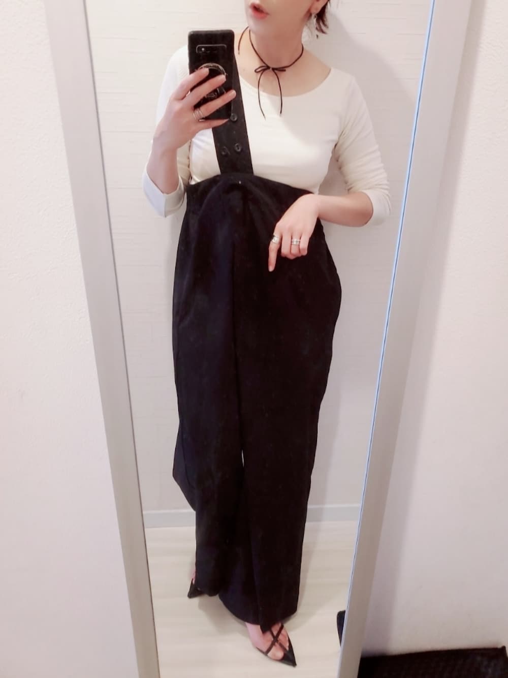 「モノトーンコーデ、ショート丈トップス、大人カジュアル、シンプルコーデ、サロペット、オールインワン、おしゃれさんと繋がりたい」｜「GUNZEの【shay／シェイ】(カップ付)バックオープントップス（Tシャツ/カットソー、ホワイト系）」を使った、chii3☆さん（レディース・160cm）の春コーディネートの1枚目の写真