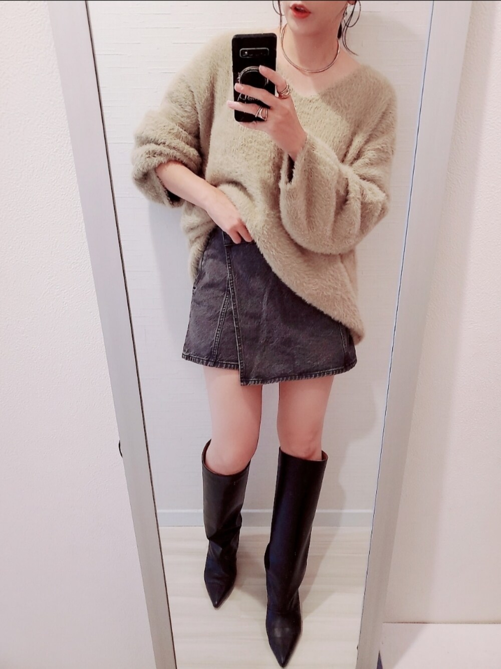 「シャギーニット、ニット、スコート、ミニ丈、オーバーサイズ、ロングブーツ、秋冬コーデ、シンプルコーデ、おしゃれさんと繋がりたい」｜「wee9sの2way shaggy over knit / 前後ツーウェイシャギーオーバーニット（ニット/セーター、ベージュ系）」を使った、chii3☆さん（レディース・160cm）の秋コーディネートの1枚目の写真
