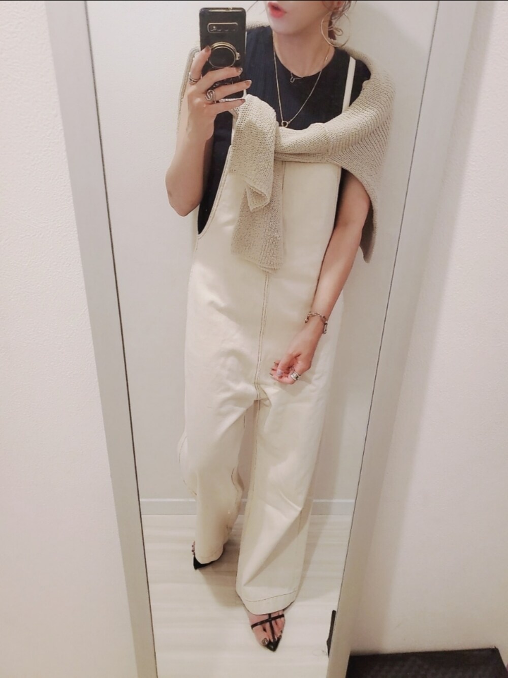 ベージュ系のサロペット/オーバーオール、ブラック系のサンダルを着用したレディースの夏コーディネートの1枚目の写真