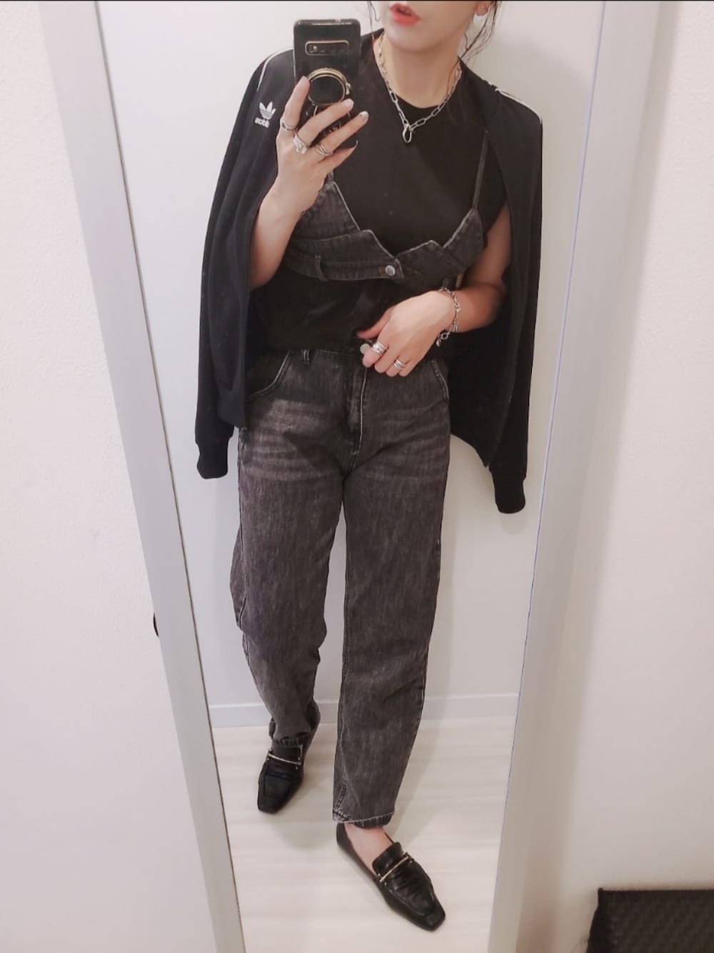 「秋服、スポーツミックス、オールブラック、セットアップ風、デニム、デニムビスチェ、カジュアルコーデ、おしゃれさんと繋がりたい」｜「adidasのadidas アディダス M SST TRACKTOP トラックトップ IM4545 BLACK/WHITE（その他アウター、ブラック系）」を使った、chii3☆さん（レディース・160cm）の秋コーディネートの1枚目の写真