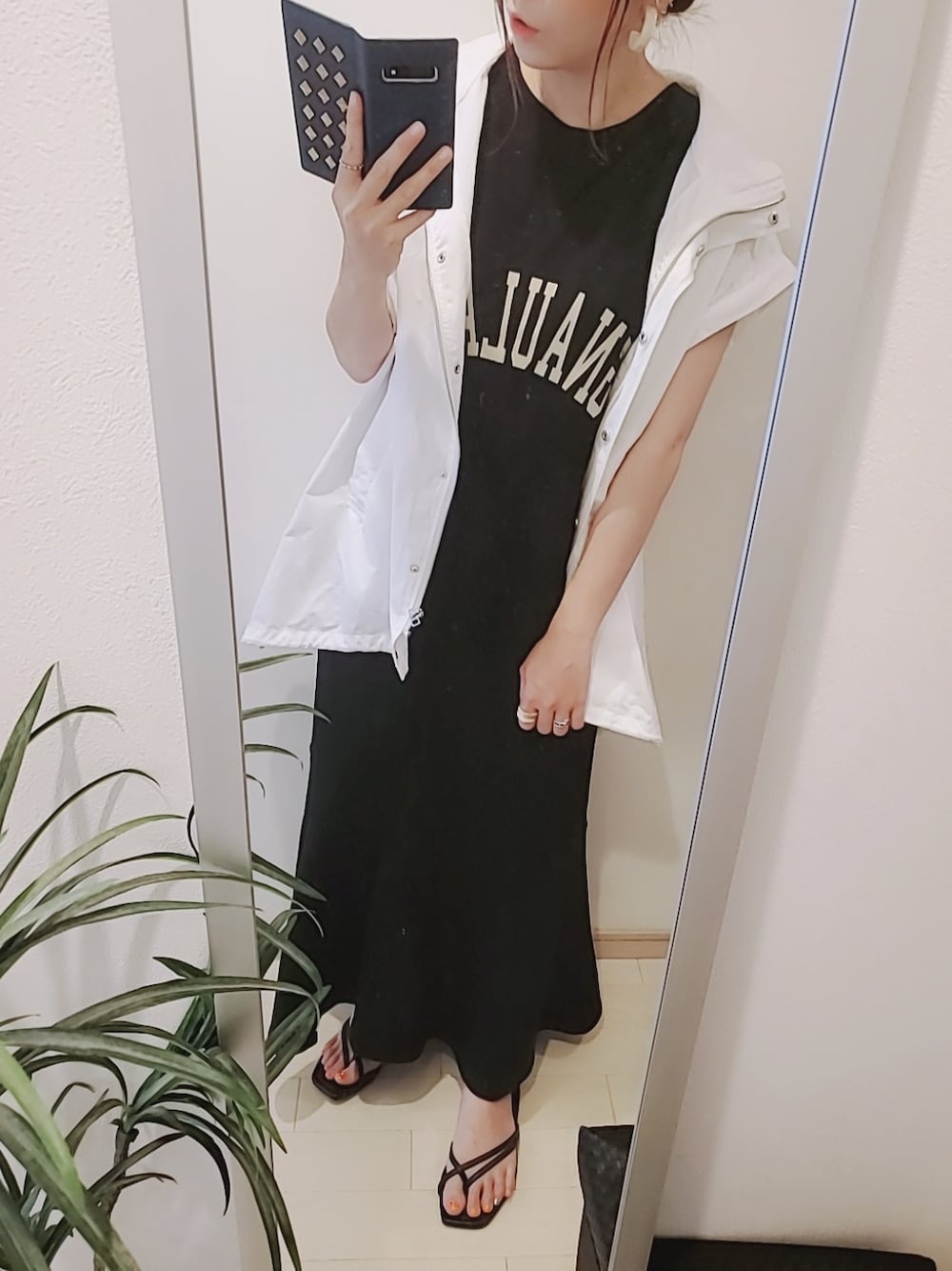 「大人カジュアル、モノトーン、シンプル、ベスト、２ＷＡＹ、ワンピース、ロゴ、夏コーデ」｜「Babの【高身長さん向けサイズ有】２WAYマーメイドスウェット半袖ワンピース（ワンピース、ブラック系）」を使った、chii3☆さん（レディース・160cm）の夏コーディネートの1枚目の写真