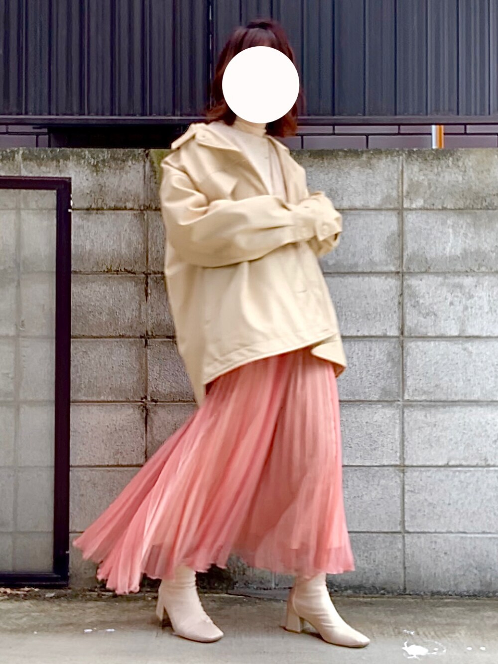 「パステル映える春、春アウター、レイヤードスタイル、春ニット、淡色コーデ、ボリューム袖、スクエアトゥ、レザージャケット、ショートブーツ、ビッグシルエット、ピンク、ホワイトコーデ、ミニバッグ、プリーツスカート、レースアップニット」｜「U by SPICK&SPANのORIGINAL ライスパールネックレス (36cm)◆（ネックレス、ベージュ系）」を使った、みいちゃんさん（レディース・158cm）の春コーディネートの1枚目の写真