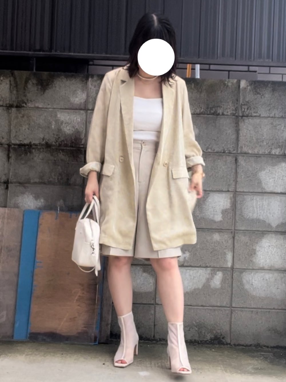 「きれいめカジュアル、ショルダーバッグ、ミニバッグ、モノトーン、淡色コーデ、休日スタイル、お出かけコーデ、レイヤードスタイル、ジャケットスタイル、ハーフパンツ、シンプルコーデ、韓国ファッション、夏コーデ、初夏コーデ、オールホワイト」｜「yujuneのアイテム（イヤリング、ゴールド系）」を使った、みいちゃんさん（レディース・158cm）の夏コーディネートの1枚目の写真