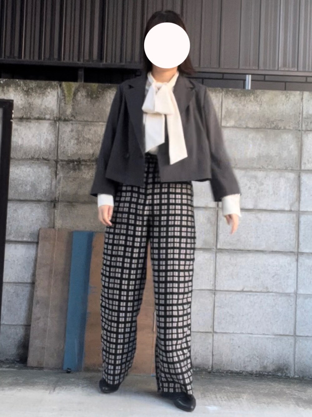 「きれいめカジュアル、モノトーン、秋コーデ、チェック、チェックパンツ、テーラードジャケット、シンプルコーデ、モード、レイヤードスタイル、ショート丈トップス、カーディガン、ジャケット、リボンタイ、秋ルック紹介するよ、お仕事コーデ」｜「N.（N. Natural Beauty Basic）の◆トロミリボンボウタイブラウス（シャツ/ブラウス、ホワイト系）」を使った、みいちゃんさん（レディース・158cm）の秋コーディネートの1枚目の写真