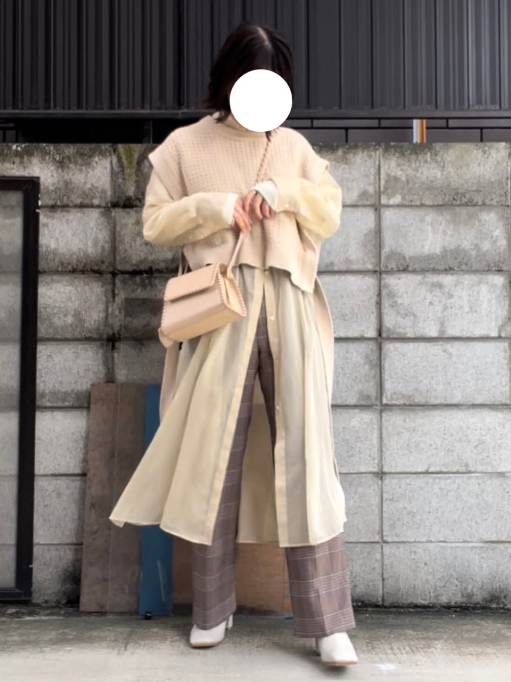「きれいめカジュアル、ロングワンピース、秋コーデ、チェック、チェックパンツ、ワントーンコーデ、ビッグシルエット、レイヤードスタイル、ハンドバッグ、ショルダーバッグ、ベスト、ショート丈トップス、休日スタイル、ブーツ、シアーワンピース」｜「ME AND HERのアイテム（イヤリング、ゴールド系）」を使った、みいちゃんさん（レディース・158cm）の秋コーディネートの1枚目の写真