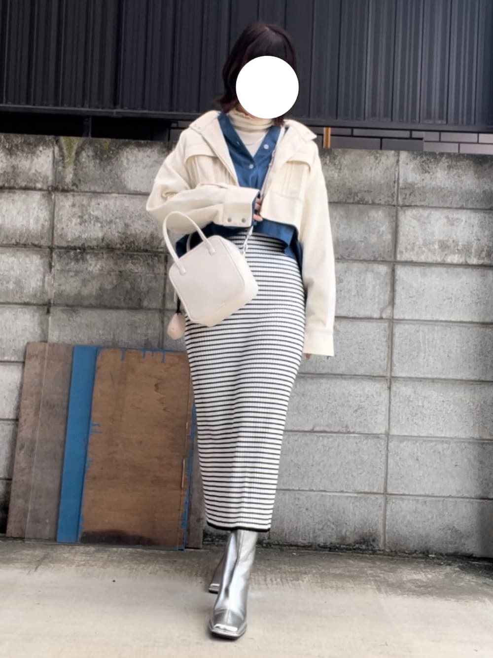 「春服みてみて、春コーデ、春アウター、デニムジャケット、ショートブーツ、シルバー、休日スタイル、ショルダーバッグ、スクエアバッグ、ボリューム袖、シャツスタイル、ボーダー、ニットスカート、きれいめカジュアル、レイヤードスタイル」｜「手元のアイテム（リング、その他）」を使った、みいちゃんさん（レディース・158cm）の春コーディネートの1枚目の写真
