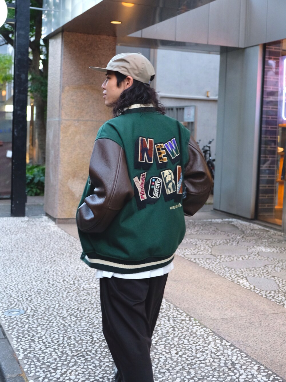グリーン系のスタジャン、ホワイト系のTシャツ/カットソーを着用したメンズの夏コーディネートの1枚目の写真