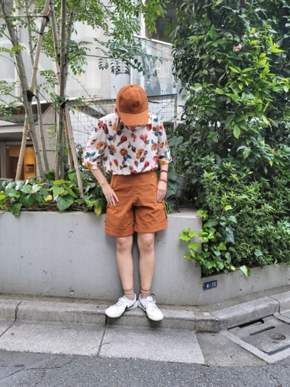 「秋服、今日のコーデ、いいね、save、フォローお願いします🤑、メンズライク、きれいめカジュアル、大人カジュアル、ブラウン、フラワープリント、キャメル、リラックススタイル、スポーツミックス、カジュアル、カジュアルコーデ、シャツスタイル、ロンT」｜「GUのアイテム（帽子、ブラウン系）」を使った、　ユカさん（レディース・162cm）の秋コーディネートの1枚目の写真