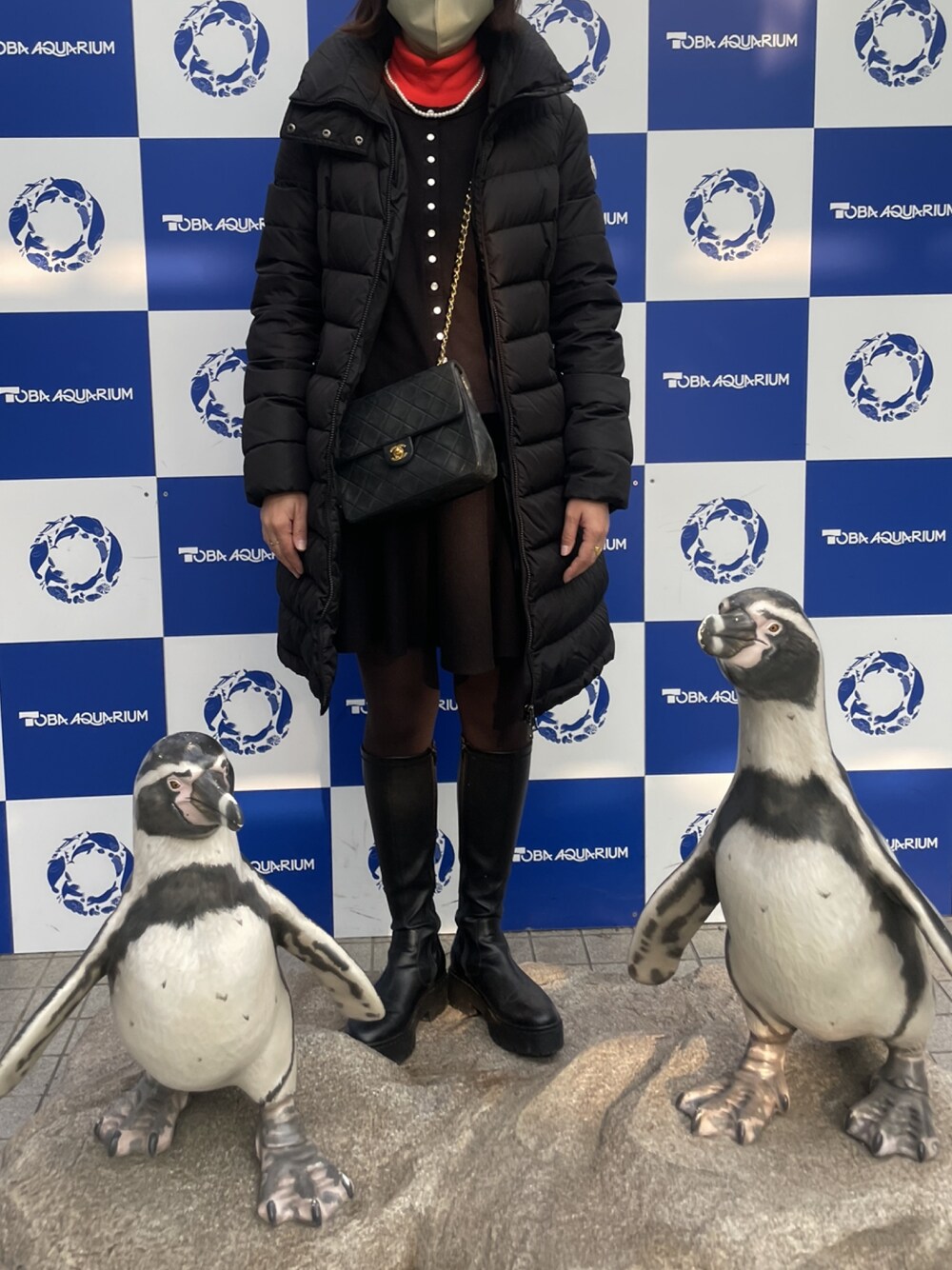 「休日スタイル、冬のコーデ、骨格ウェーブ、ブーツ、ミニスカート、ハイネック」｜「MONCLERのアイテム（ダウンジャケット/コート、ブラック系）」を使った、munmun☺︎さん（骨格ウェーブ・レディース・160cm）の冬コーディネートの1枚目の写真