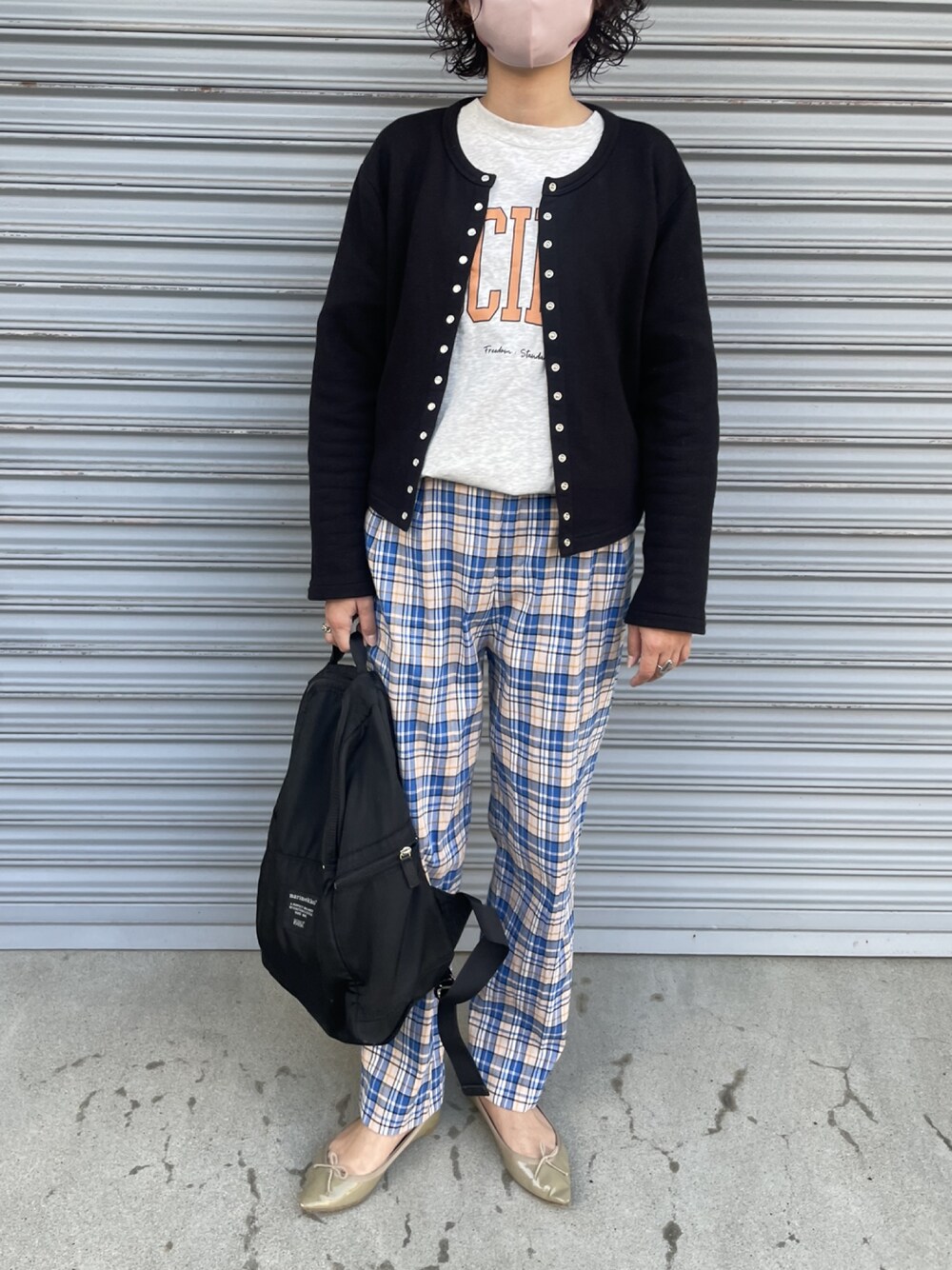 「春コーデ、大人カジュアル、今日のコーデ、休日コーデ、ラフ、カーディガン」｜「agnes b.のM001 CARDIGAN カーディガンプレッション（カーディガン/ボレロ、ブラック系）」を使った、munmun☺︎さん（レディース・160cm）の春コーディネートの1枚目の写真